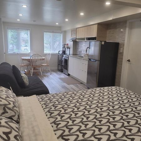 Modern Studio With Kitchenette And Bath Guelph Bagian luar foto