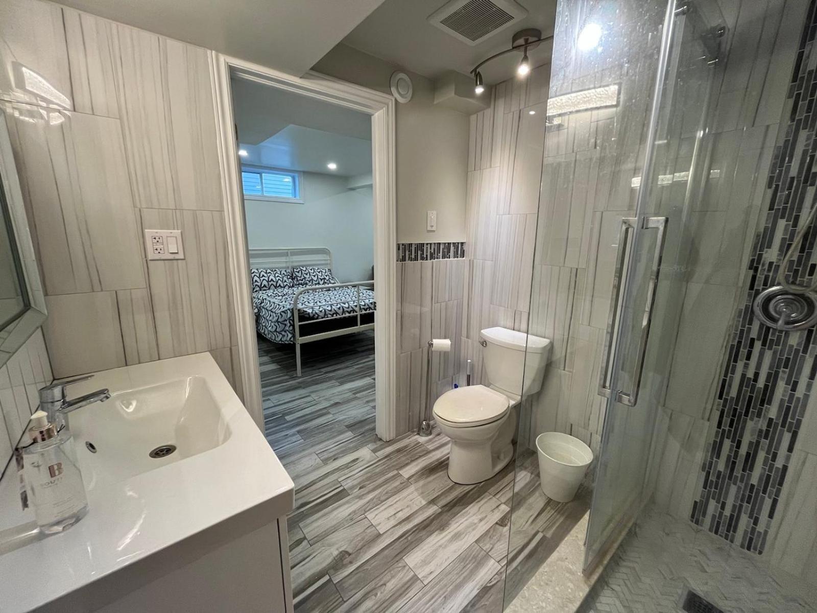 Modern Studio With Kitchenette And Bath Guelph Bagian luar foto