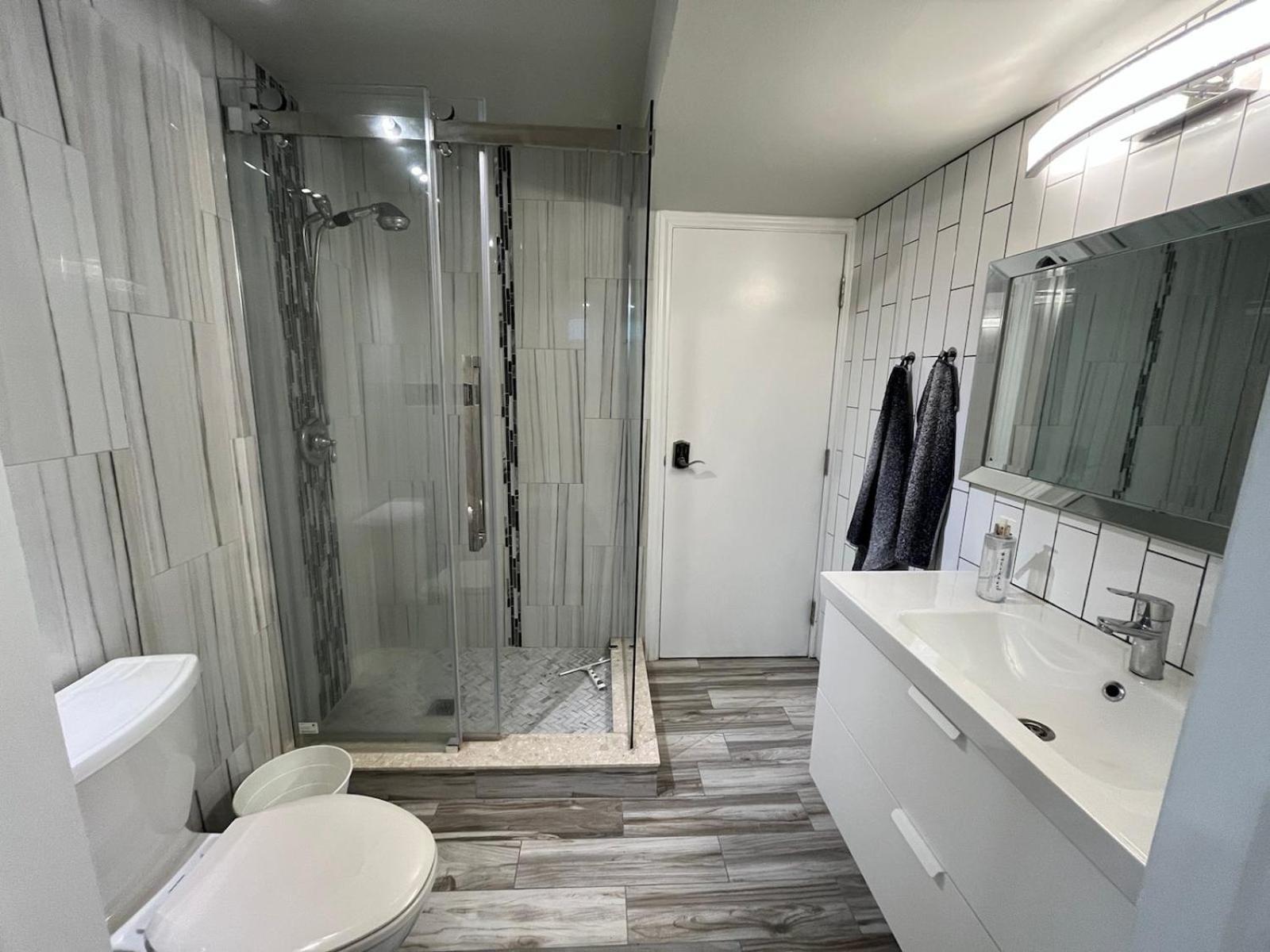 Modern Studio With Kitchenette And Bath Guelph Bagian luar foto