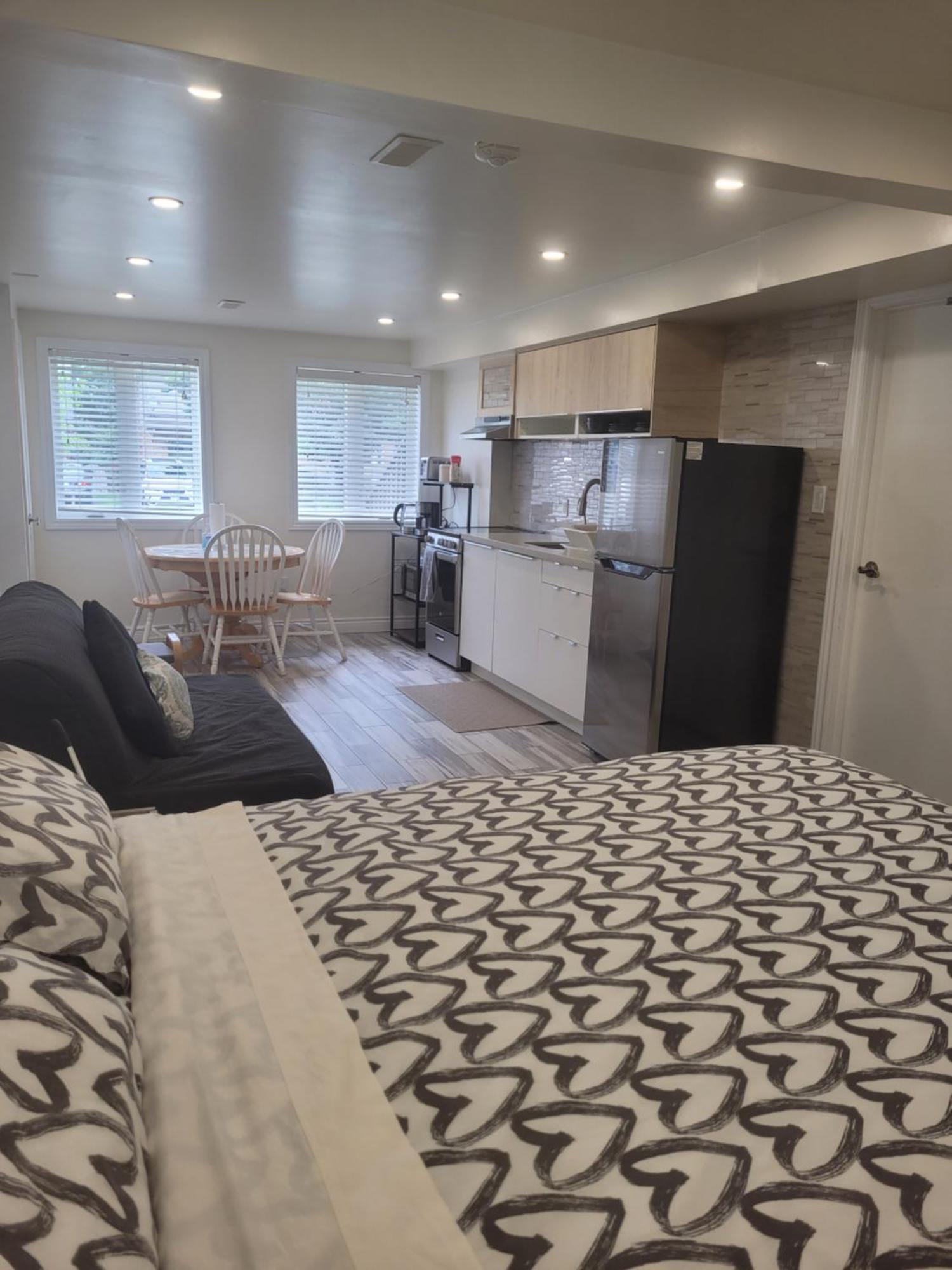 Modern Studio With Kitchenette And Bath Guelph Bagian luar foto